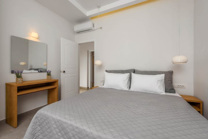 ห้องนอนพร้อมเตียงคู่