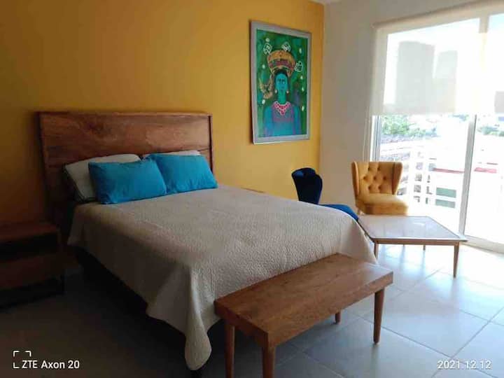 Მთავარი საძინებელი 
ორადგილიანი საწოლი, კარადა, აივანი და აბაზანა-ტუალეტი.
Როგორც აქსესუარები, არის სკამები, მაგიდა და სამუშაო მაგიდა.
Ფართო ოთახია 