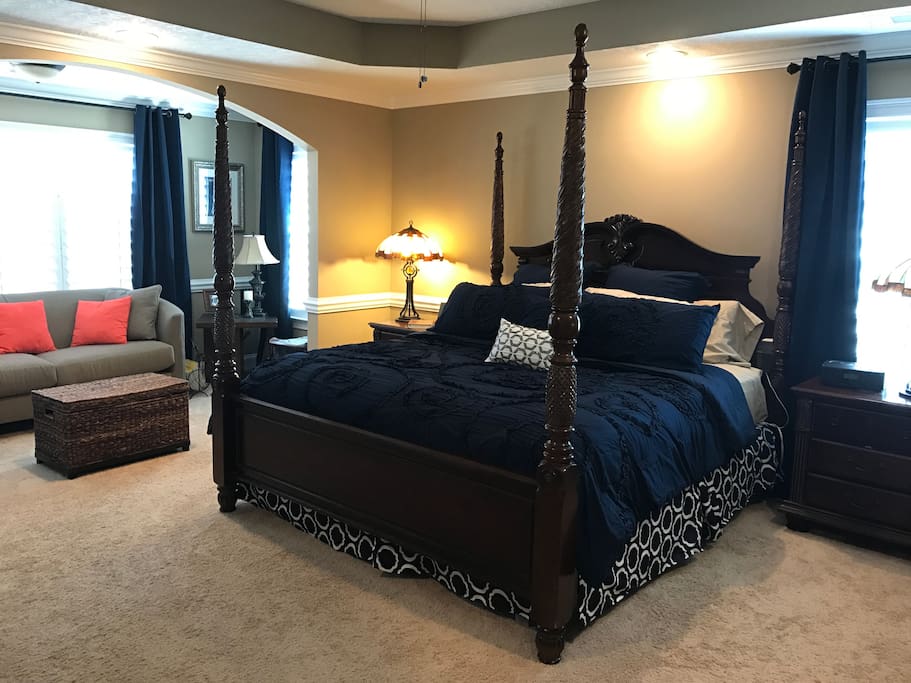 Master Bedroom - King-sized bed