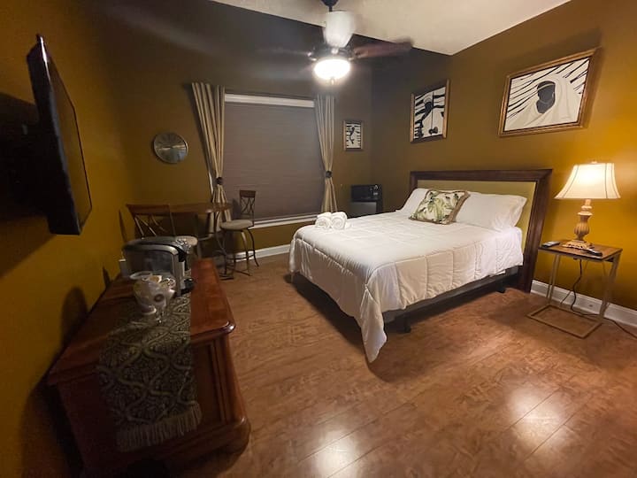 Veľká spálňa na prvom poschodí s manželskou posteľou, vlastnou kúpeľňou a stolom a stoličkami v štýle krčmy 