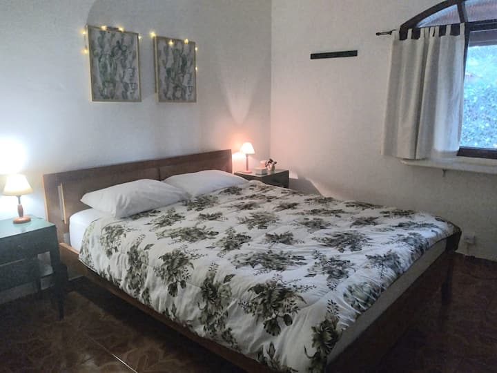 חדר שינה 1
מיטת קווין סייז + 2 יחיד