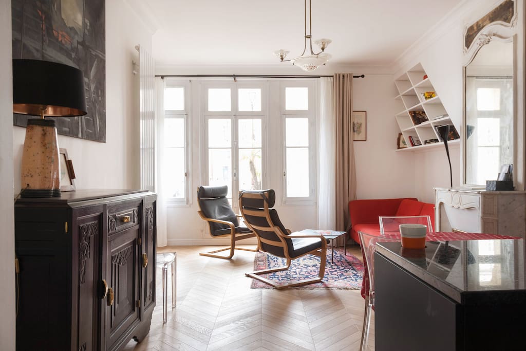 Un salon spacieux, calme, lumineux et convivial !