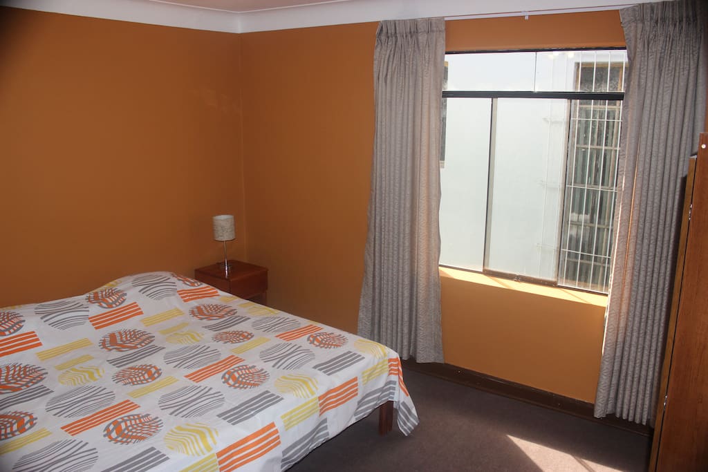 Habitación amplia con una cama extra grande y muy confortable.