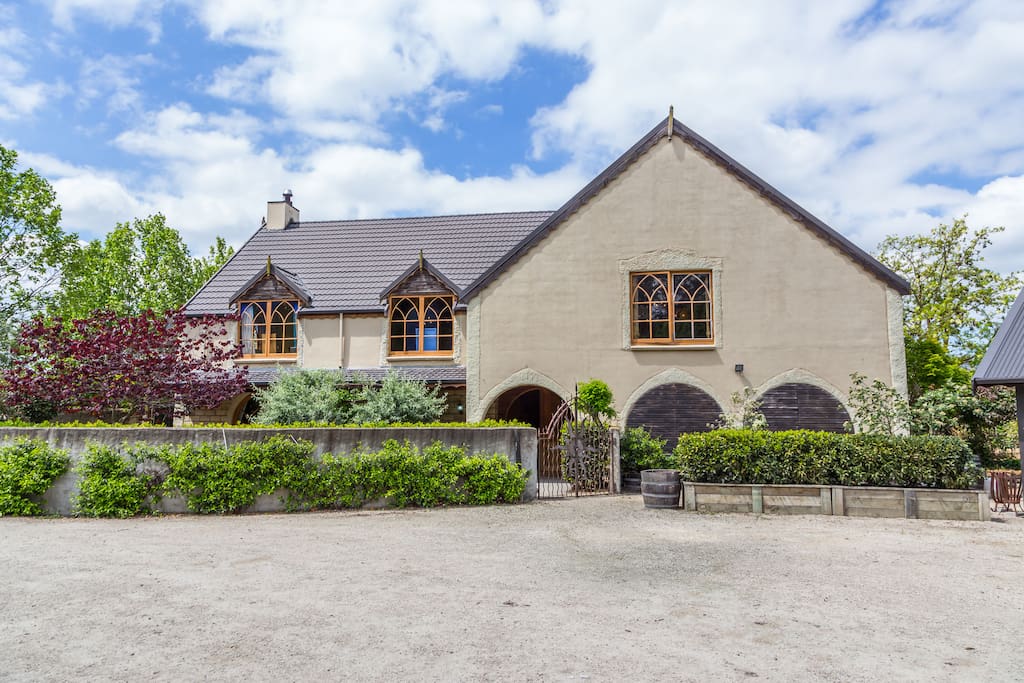 Welcome to the Harris Estate!