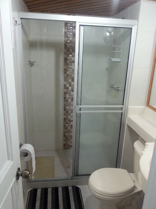Private Bathroom / Baño Privado