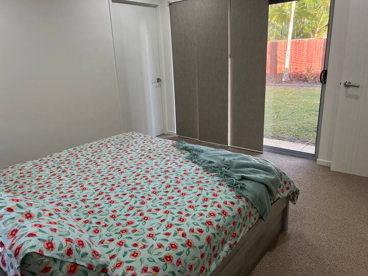 Chambre principale, lit King Size et salle de bain attenante.
Climatiseur et ventilateur de plafond, et volet roulant sur la fenêtre coulissante de la porte pour bloquer le soleil.