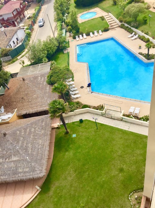 Vista Piscina y club house desde el depto