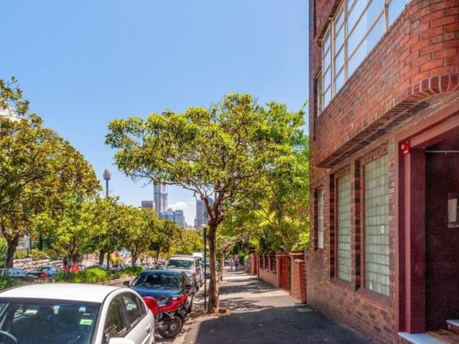 Walking distance to the best of Sydney!