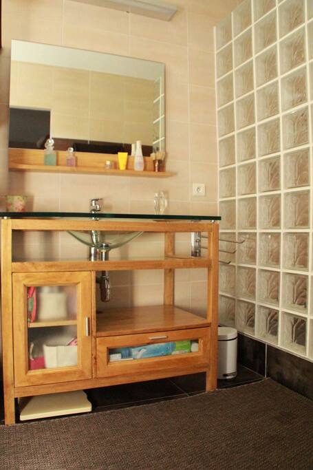 salle de bain avec baignoire et douche à l italienne