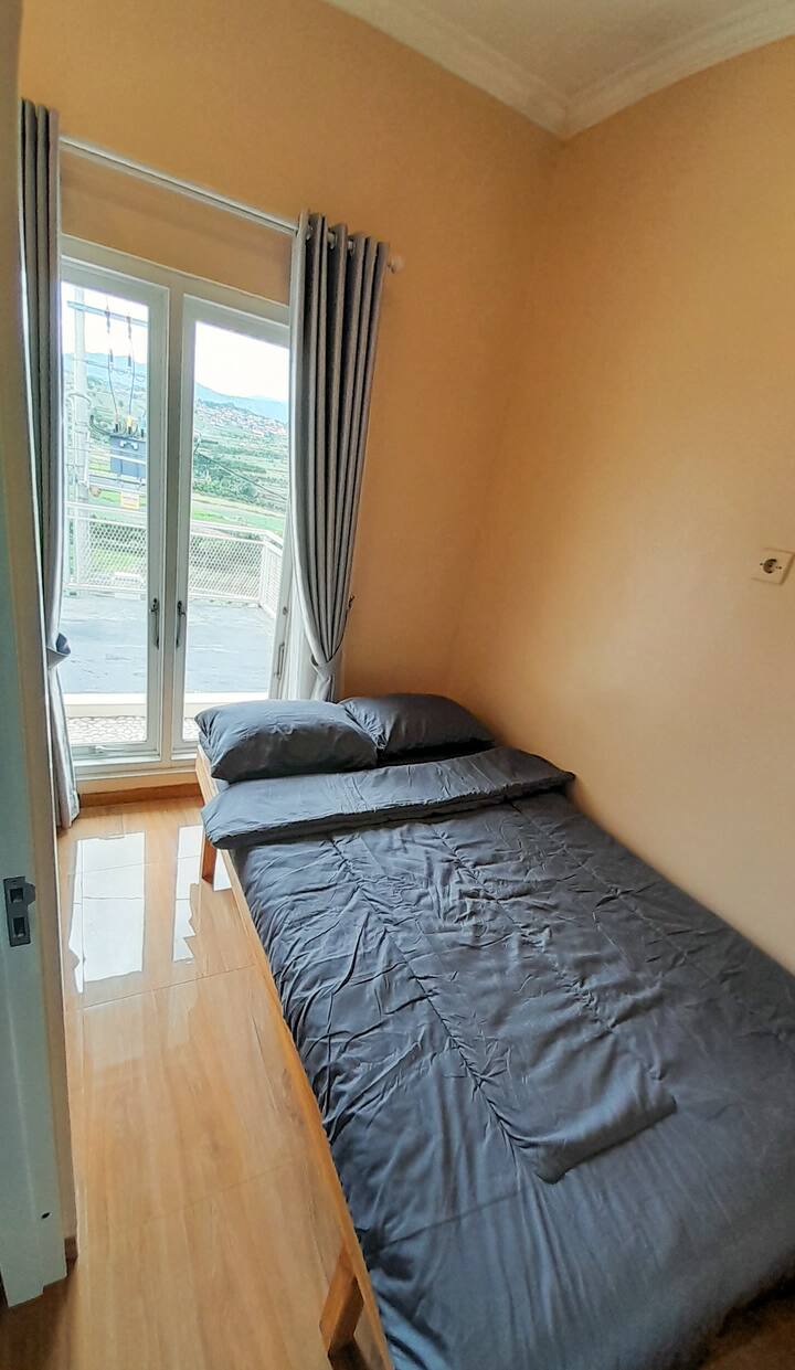 Terza stanza per 2 persone con vista sulle montagne e sul campo di riso