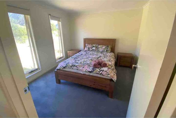 Beneden slaapkamer met queensize bed 