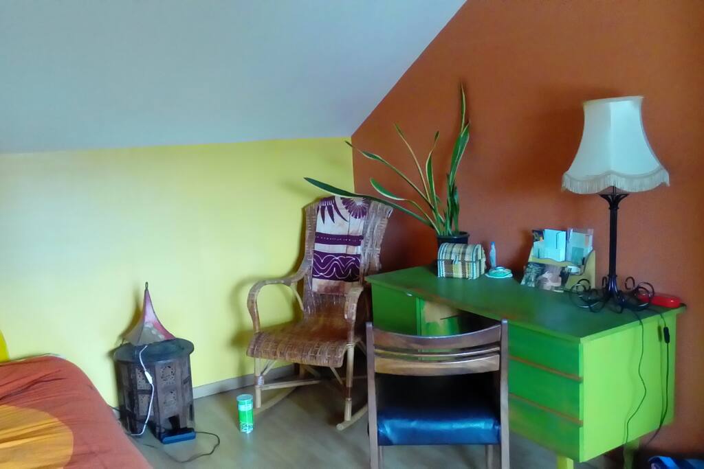 Le bureau dans la chambre
