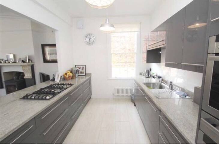 The Downs, Altrincham gallery image 2