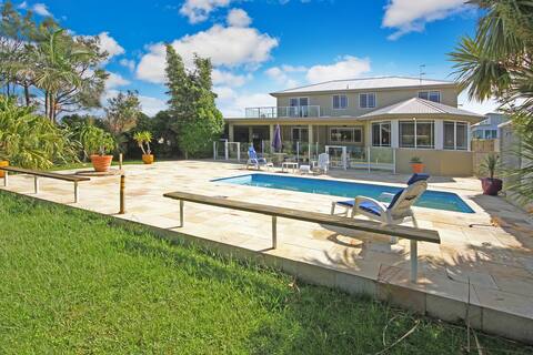 Berrara Luxury Retreat  
Stay 2 nights get 1 free