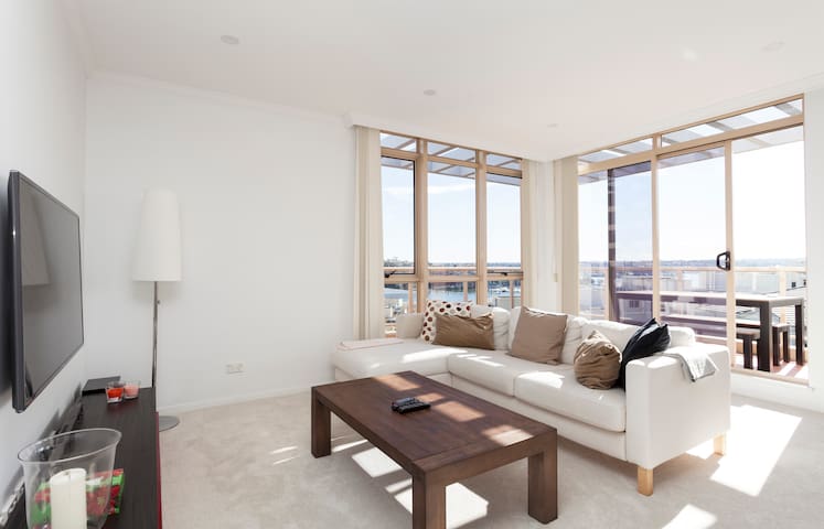Modern Apt- Breathtaking Waterfront