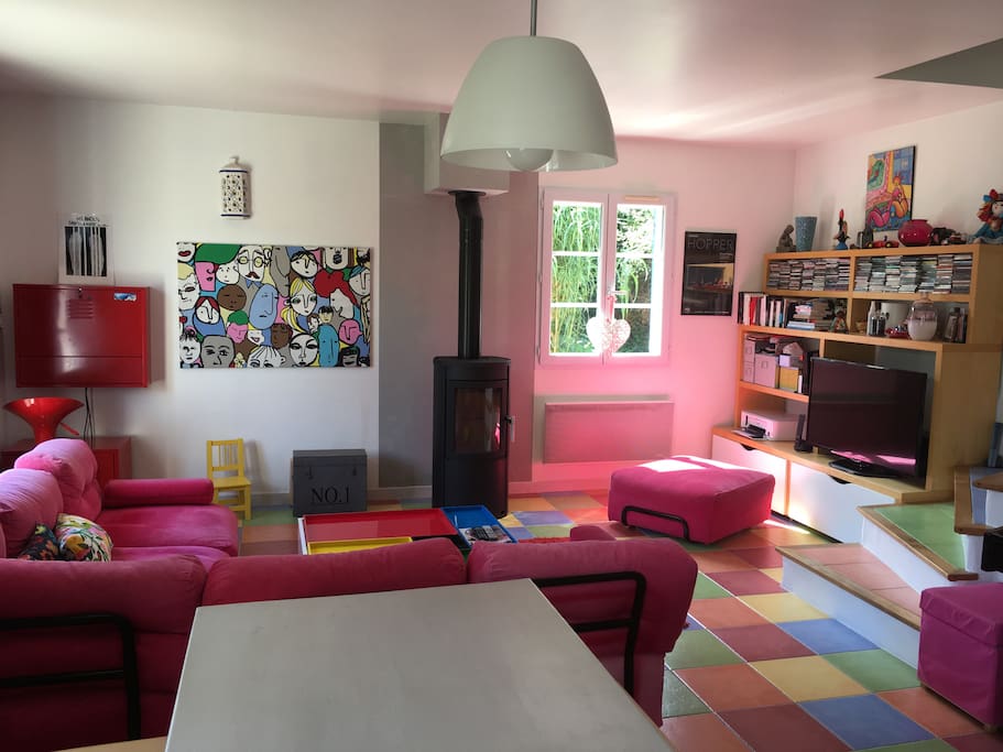 Salon confortable avec télévision et Freebox Révolution (y compris WIFI).