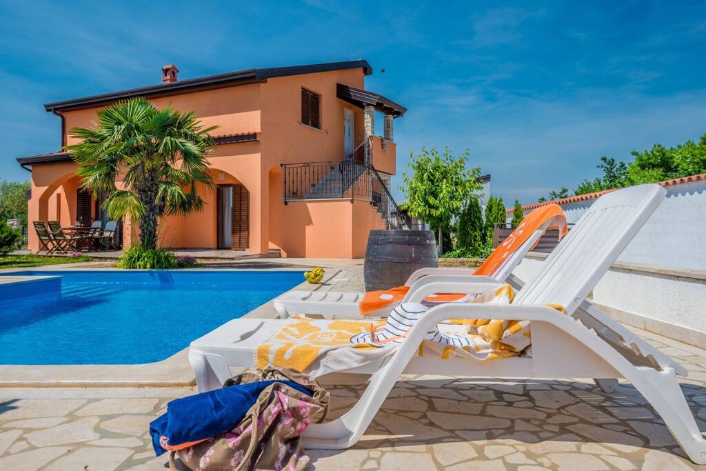 Swimming & sunbathing area