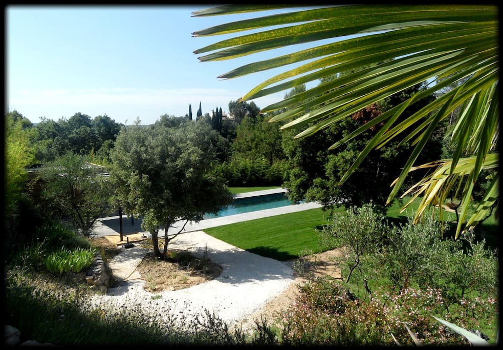 Vue sur la piscine depuis la grande terrasse