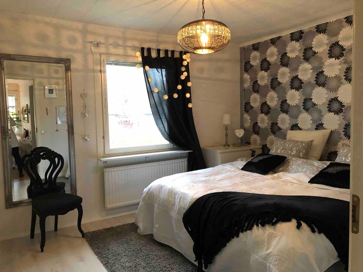 Një dhomë gjumi në katin e poshtëm me krevate motorikë.