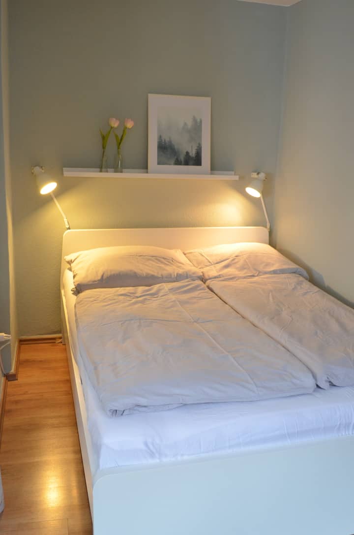 غرفة نوم في الطابق العلوي بسرير بعرض 1.40 متر ؛ الغرفة منفصلة عن غرفة المعيشة بستارة فقط. 

غرفة نوم (بعرض 1.4 متر )، منفصلة عن غرفة المعيشة فقط بالستارة.