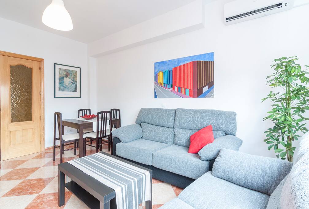 Salón-comedor, mesa-comedor extensible para 6 personas.