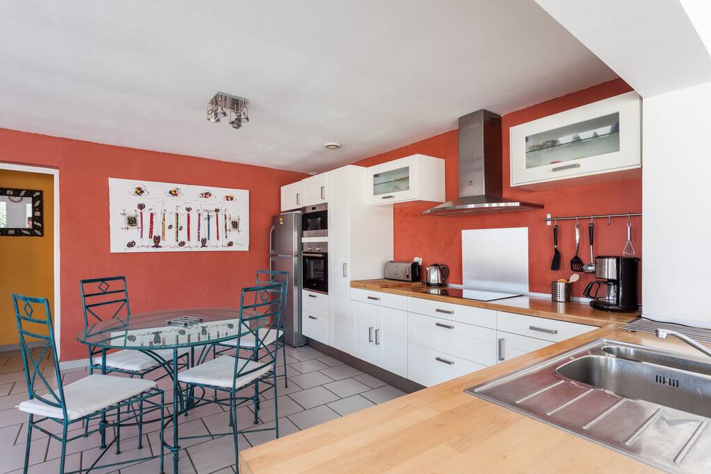 Cuisine avec table en fer forgé 4 chaises