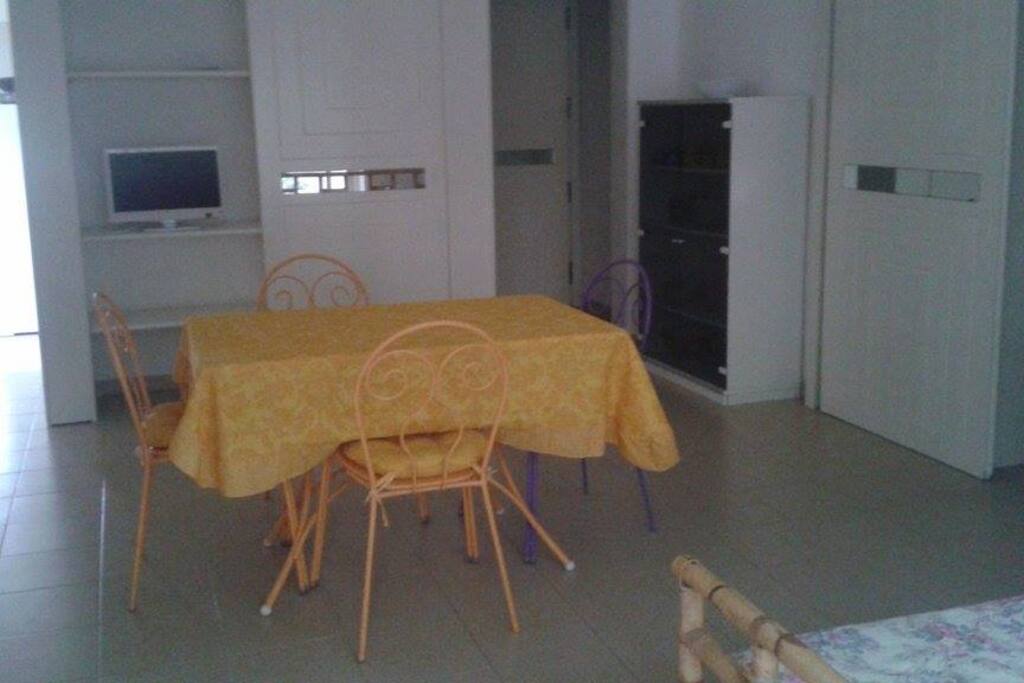 soggiorno con tv e divano