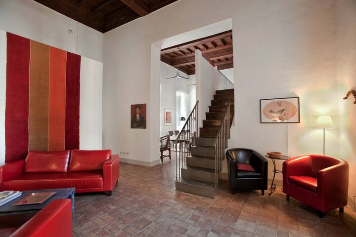 A large and spacious apartment in the baroque Rome gallery image 3