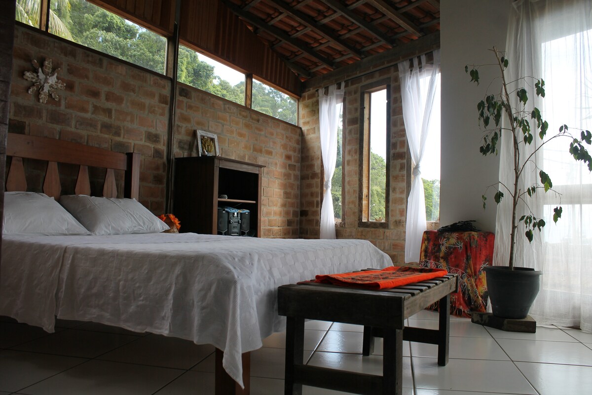 Druhé poschodie Manželská posteľ s výhľadom na more.