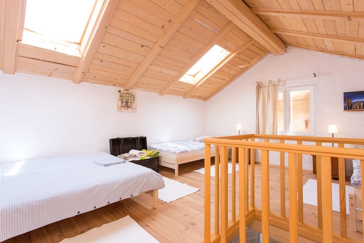 Upper floor/bedroom 

For 4 persons 

One bed 160/200 cm
Two beds 90/200 cm 