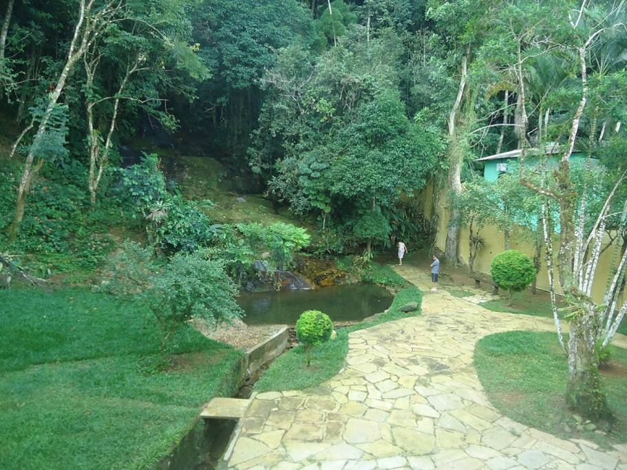 Cachoeira e piscina natural