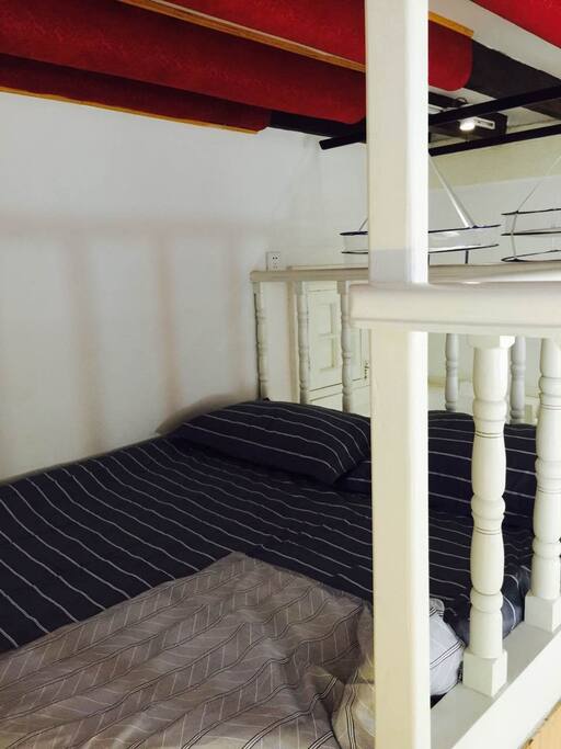 Nice and neat bed with new beddings!
新的窗套~~床在内置loft上层,会很舒服哦!