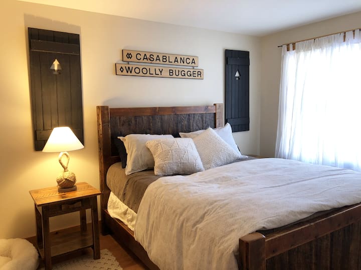 As a tribute to one of our favorite mountains located nearby, the Saddleback Room is appointed with original trail markers built by the Saddleback Ski Patrol. A rustic queen bed and en-suite full bath compliments the room. 