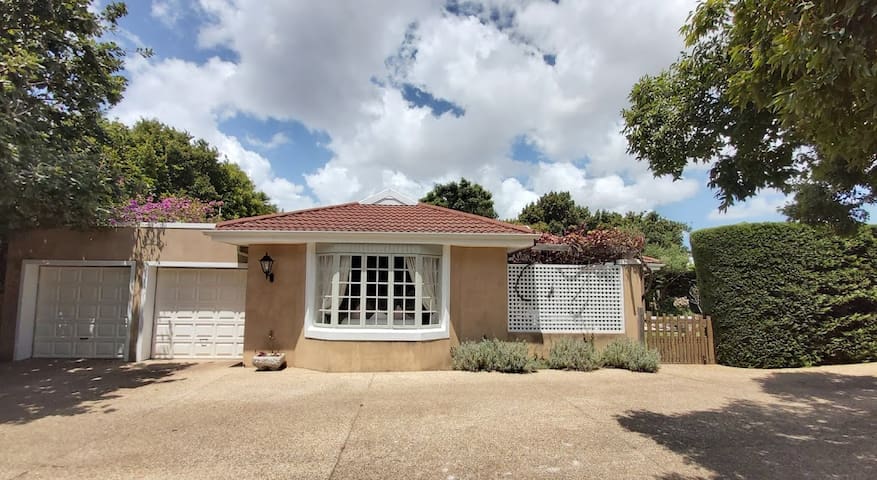 Secure Constantia Winelands Cottage gallery image 3