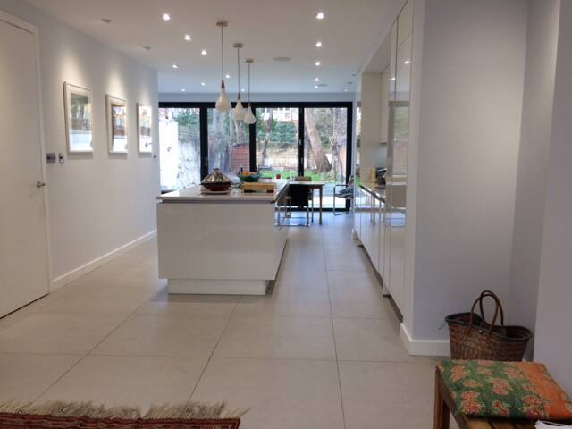 Charming, central, 5 BR house gallery image 2