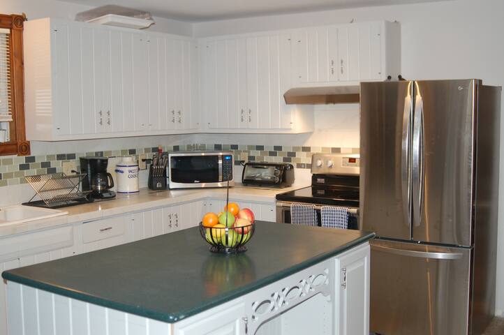 Newport, Vineyards, Beaches 10 minutes 12 beds gallery image 5