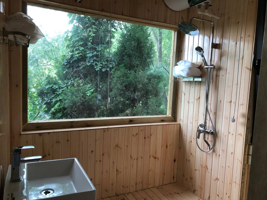 室内卫生间,材料用的是桑拿板。