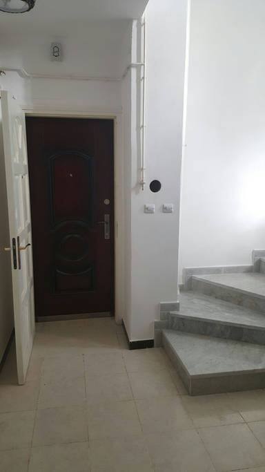 PORTE D'ENTREE ET CAGE D'ESCALIER
