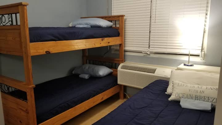 Spálňa navyše je útulná a skvelé miesto na uloženie hlavy. Táto izba má tiež šatník. 