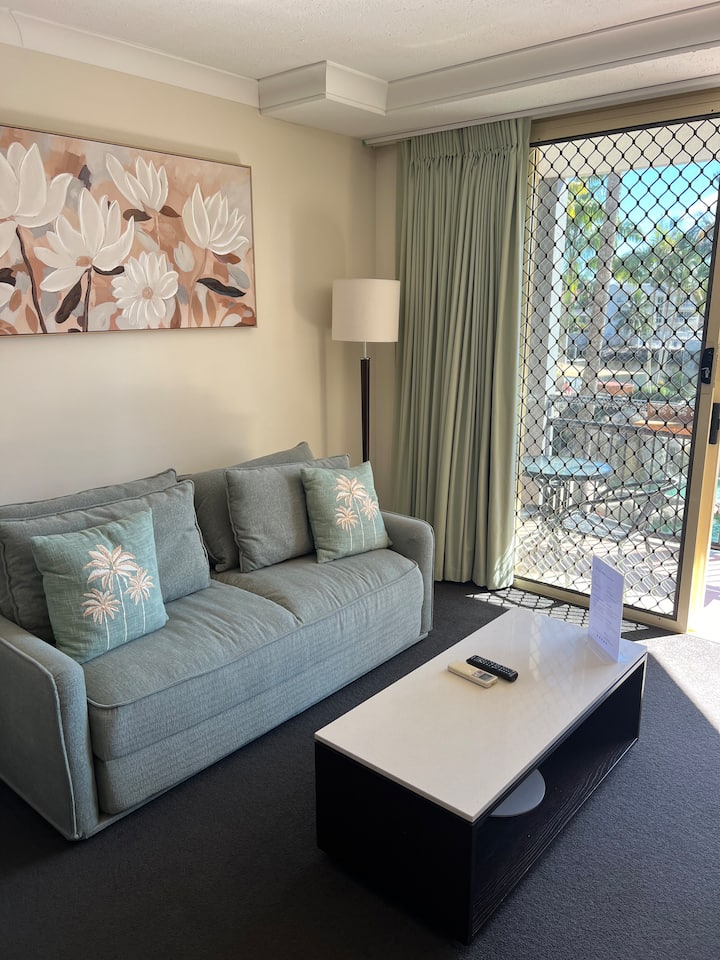 Resort Studio With Pool View. - Surfers Paradise