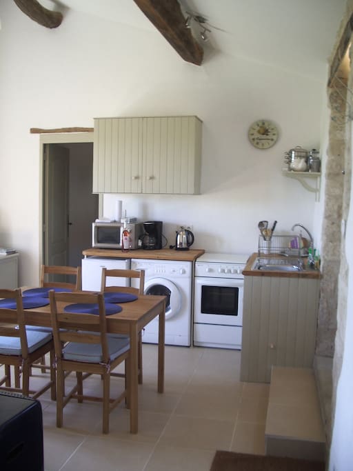 Kitchen & lounge area in the Pressoir.