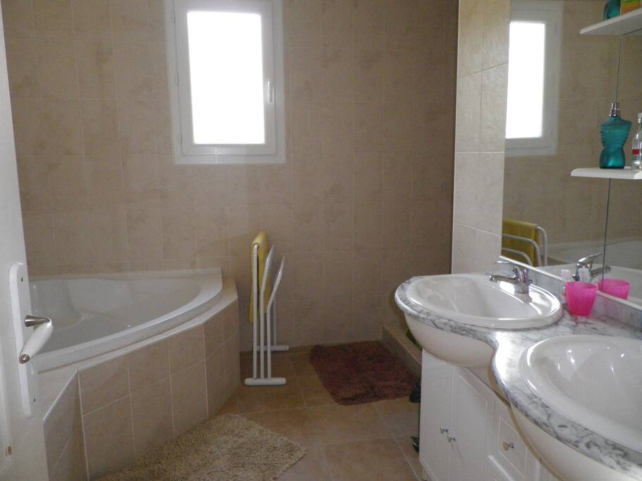Salle de bain avec baignoire et douche