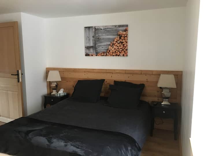Habitación para adultos en el primer piso.
 Cama 160X200
TV 107 cm 4K