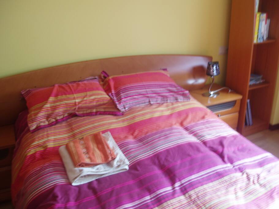 Cama de 1,35 con colchón de muelle casi sin uso.