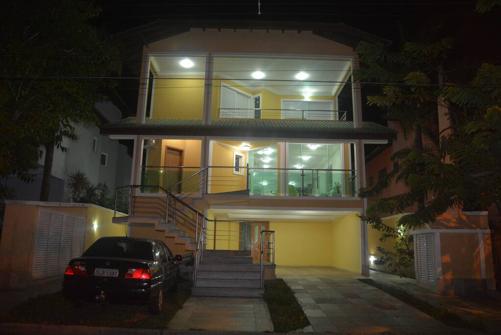 Fachada frontal noturna.