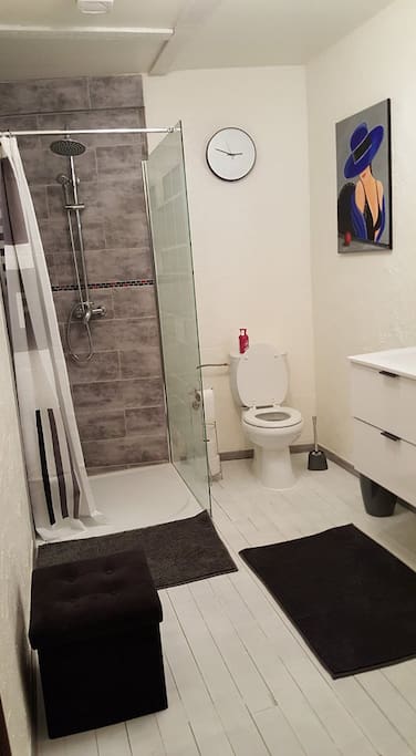 Salle de douche partagée