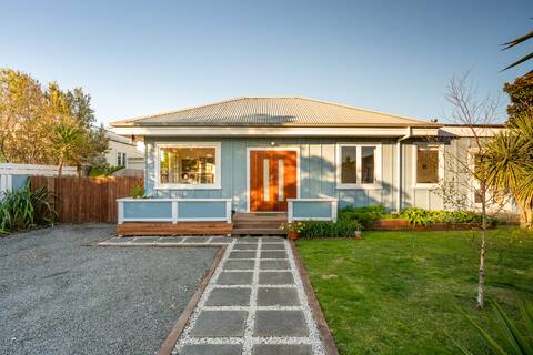 Stunning bach 300m to the beach for 10+ people