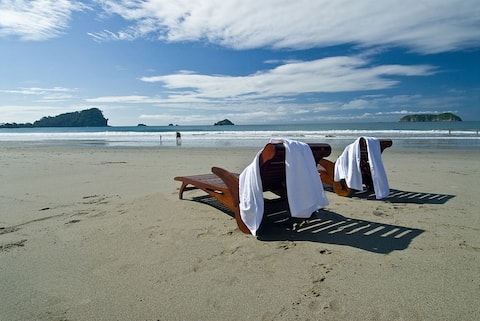 Directly on the Manuel Antonio Beach!!