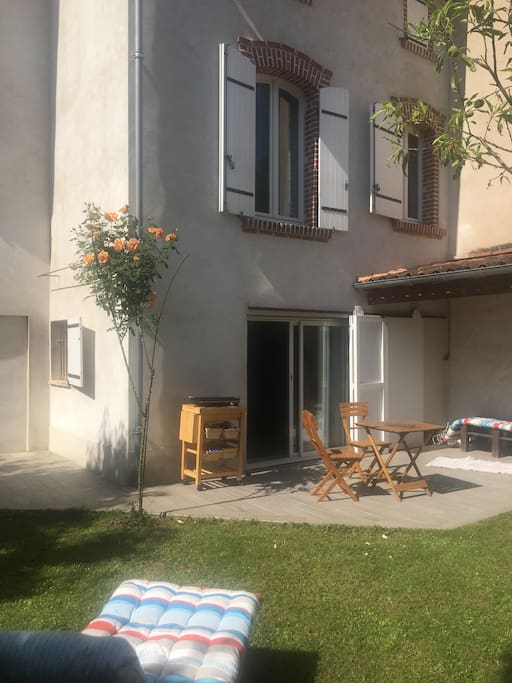 Plancha et salon d'été à l'abri du soleil
