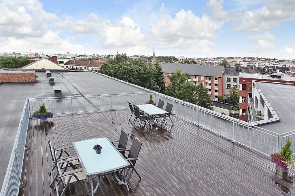 Communal roof terrace with a wide view of Oslo.